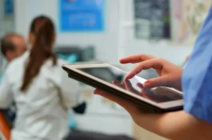 Dentista a consultar as notícias num tablet