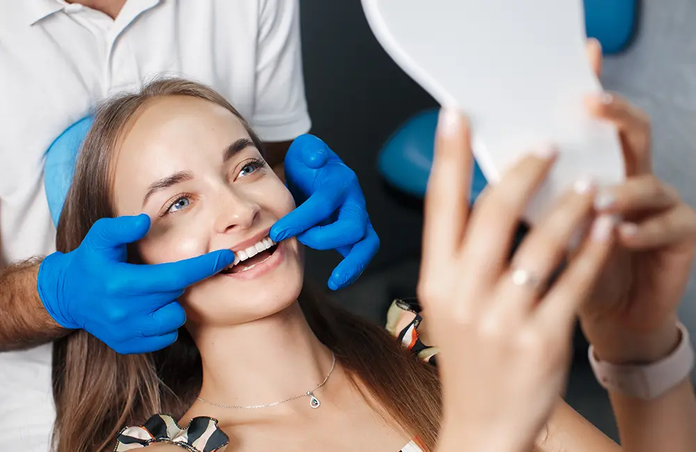 Paciente no dentista para consulta de manuntenção Invisalign