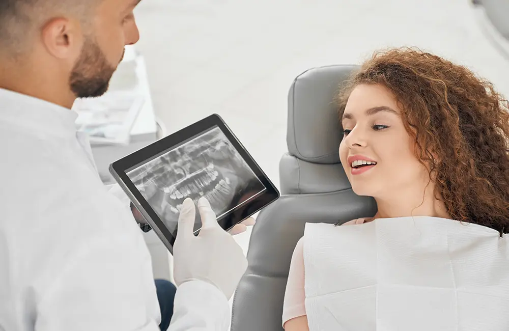 Dentista propondo plano personalizado de dentisteria